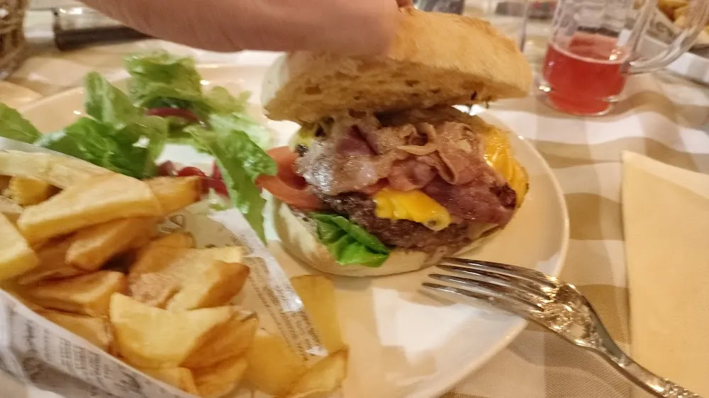 Hamburger Maison Frites Belge Salade